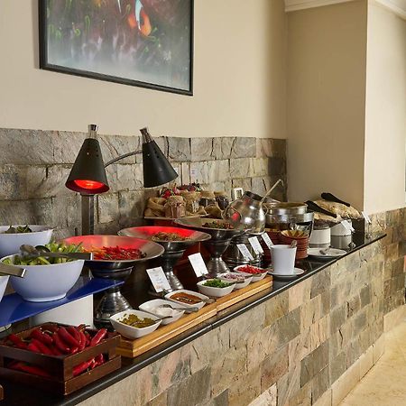 Renaissance Sharm El Sheikh Golden View Beach Resort Esterno foto A buffet at a hotel