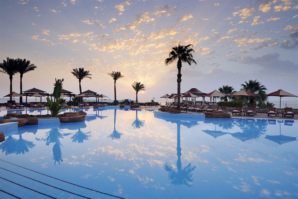 Renaissance Sharm El Sheikh Golden View Beach Resort Esterno foto The pool at the Royal Beach Hotel