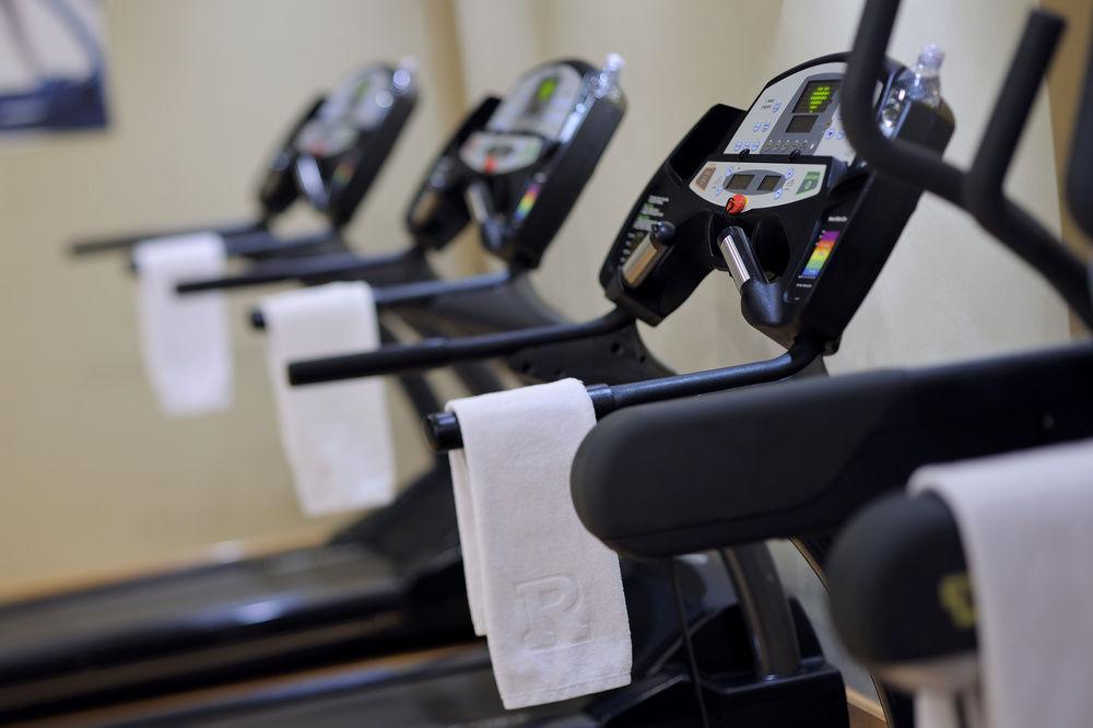 Renaissance Sharm El Sheikh Golden View Beach Resort Esterno foto A row of treadmills