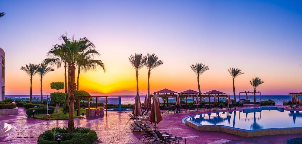Renaissance Sharm El Sheikh Golden View Beach Resort Esterno foto Sunset at the Hilton Sharm El Sheikh