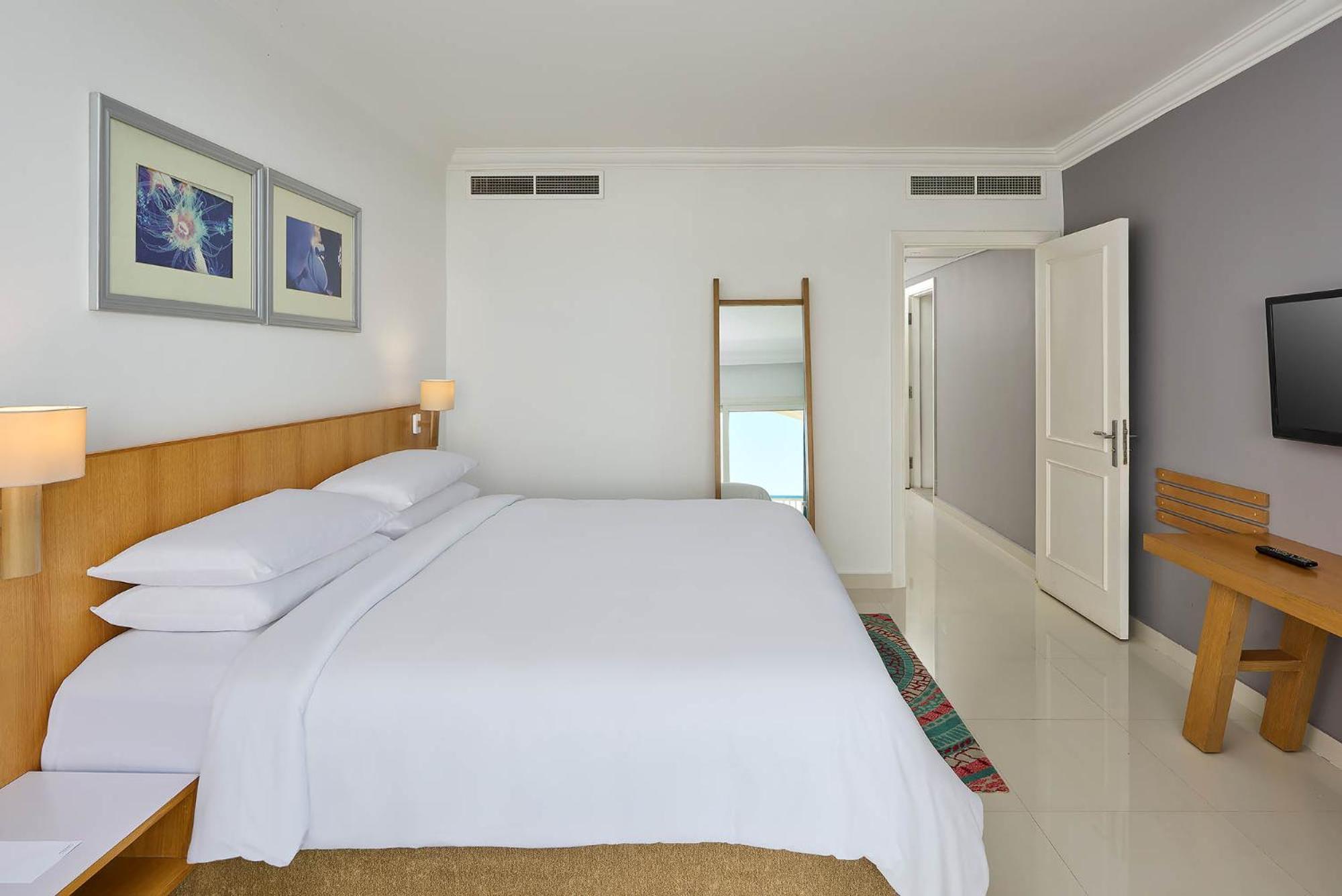 Renaissance Sharm El Sheikh Golden View Beach Resort Esterno foto A bedroom at the hotel