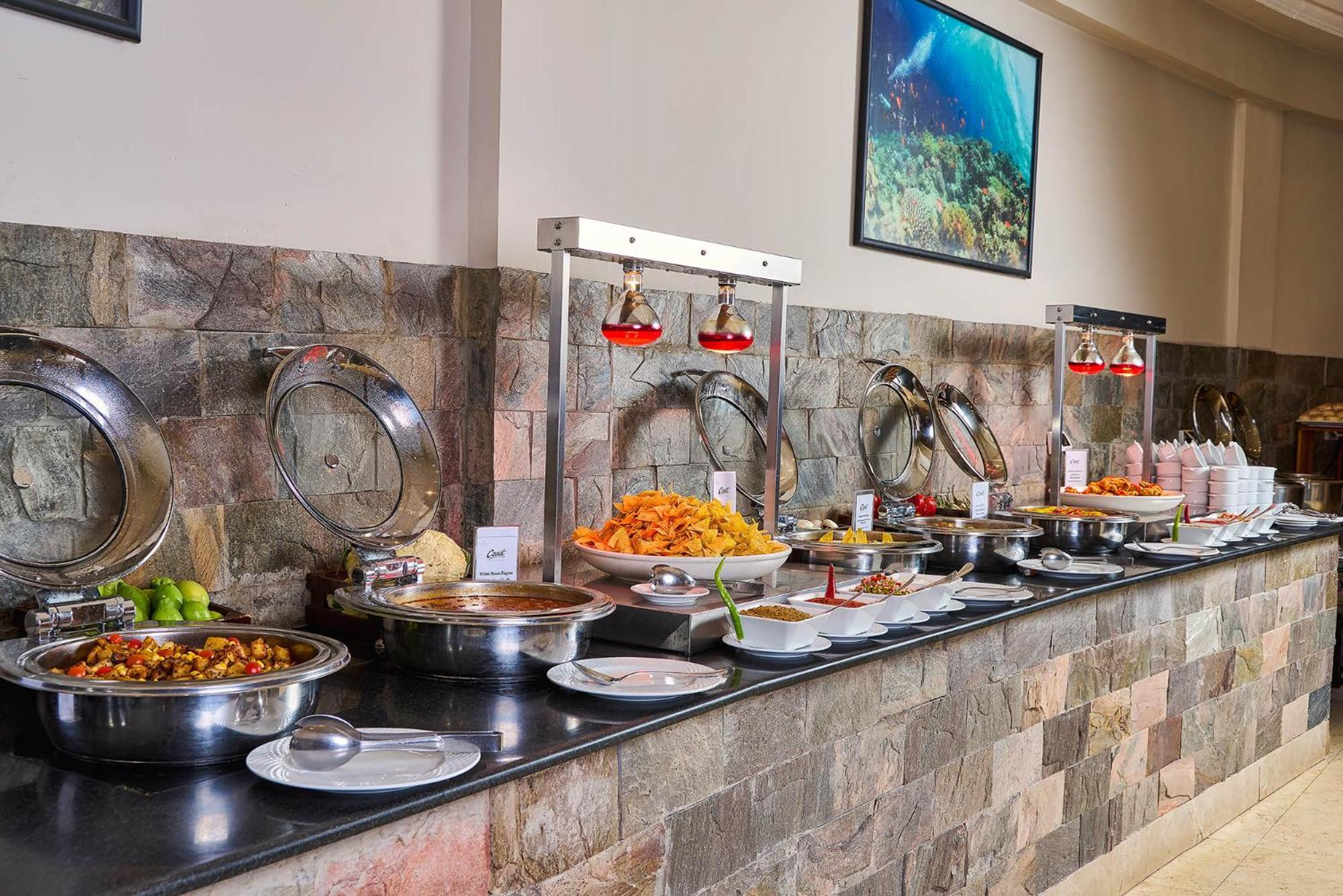 Renaissance Sharm El Sheikh Golden View Beach Resort Esterno foto A buffet at a hotel