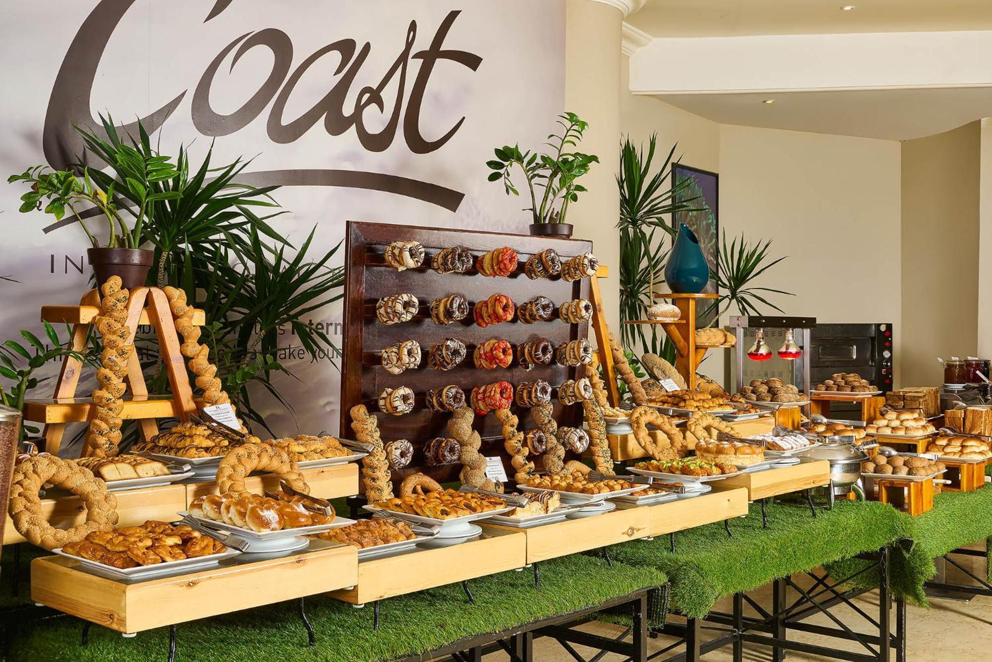 Renaissance Sharm El Sheikh Golden View Beach Resort Esterno foto A buffet at a hotel
