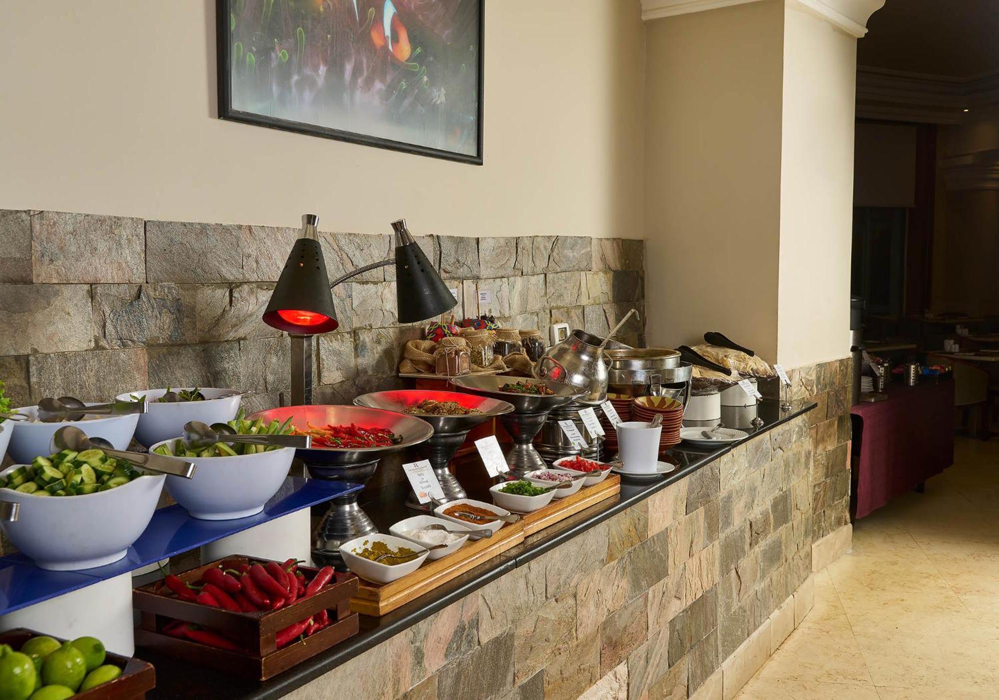 Renaissance Sharm El Sheikh Golden View Beach Resort Esterno foto A buffet at a hotel
