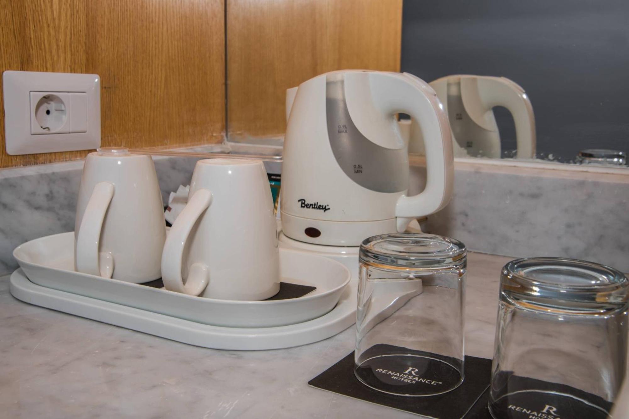 Renaissance Sharm El Sheikh Golden View Beach Resort Esterno foto A kettle in a hotel room