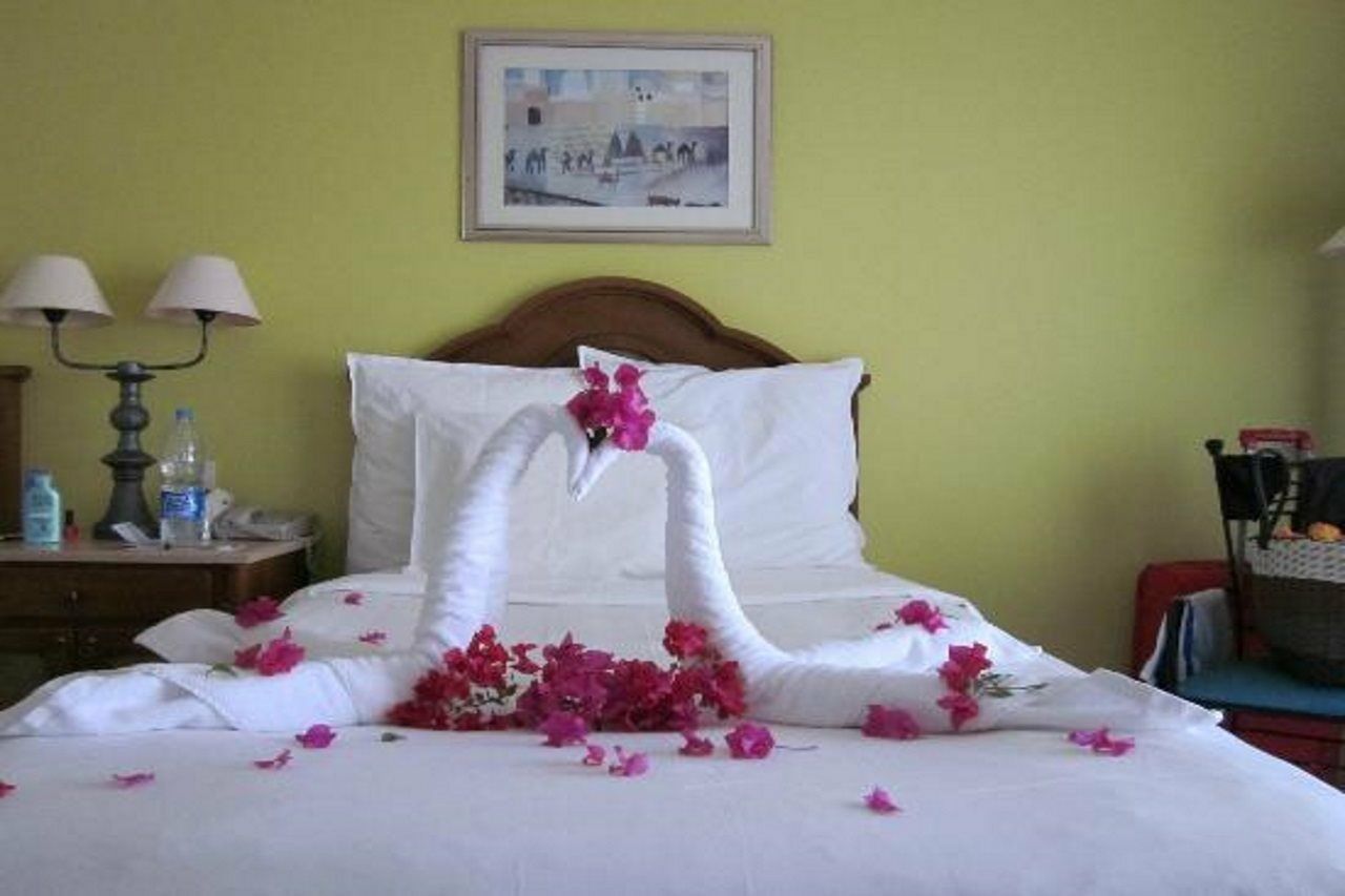 Renaissance Sharm El Sheikh Golden View Beach Resort Esterno foto A bed with a towel swan